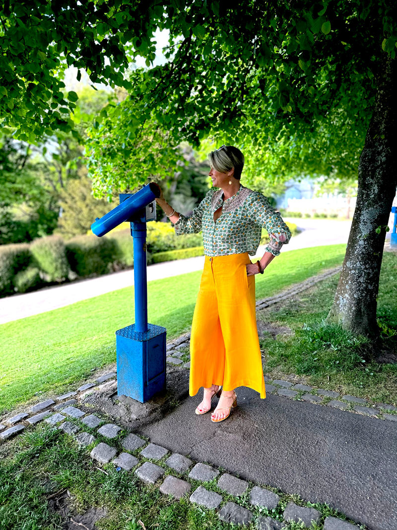 Boden-yellow-linen-trousers-side-view Midlife outfits for sunny weather