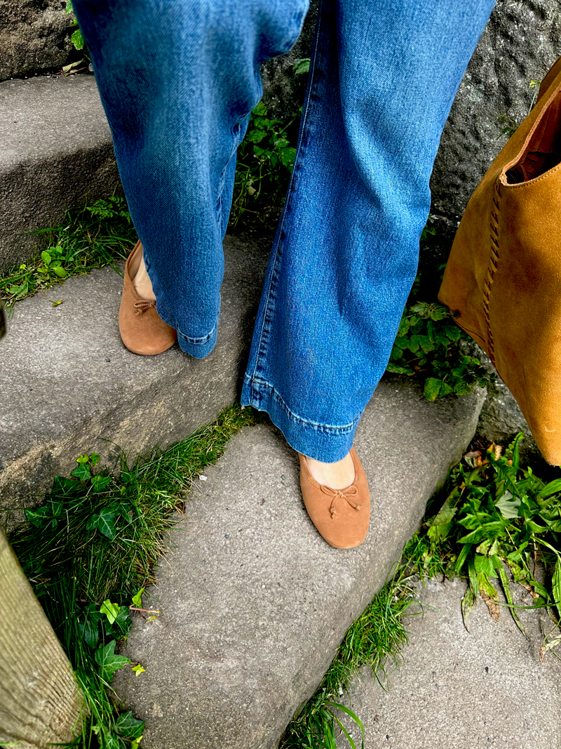 Boden-tan-ballet-flats Outfits for changeable summer days